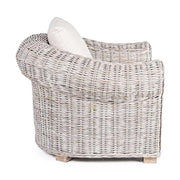 Mediterrán stílusú rattan fotel törtfehér színű párnával.