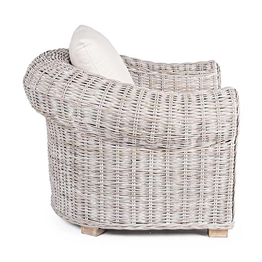 Mediterrán stílusú rattan fotel törtfehér színű párnával.