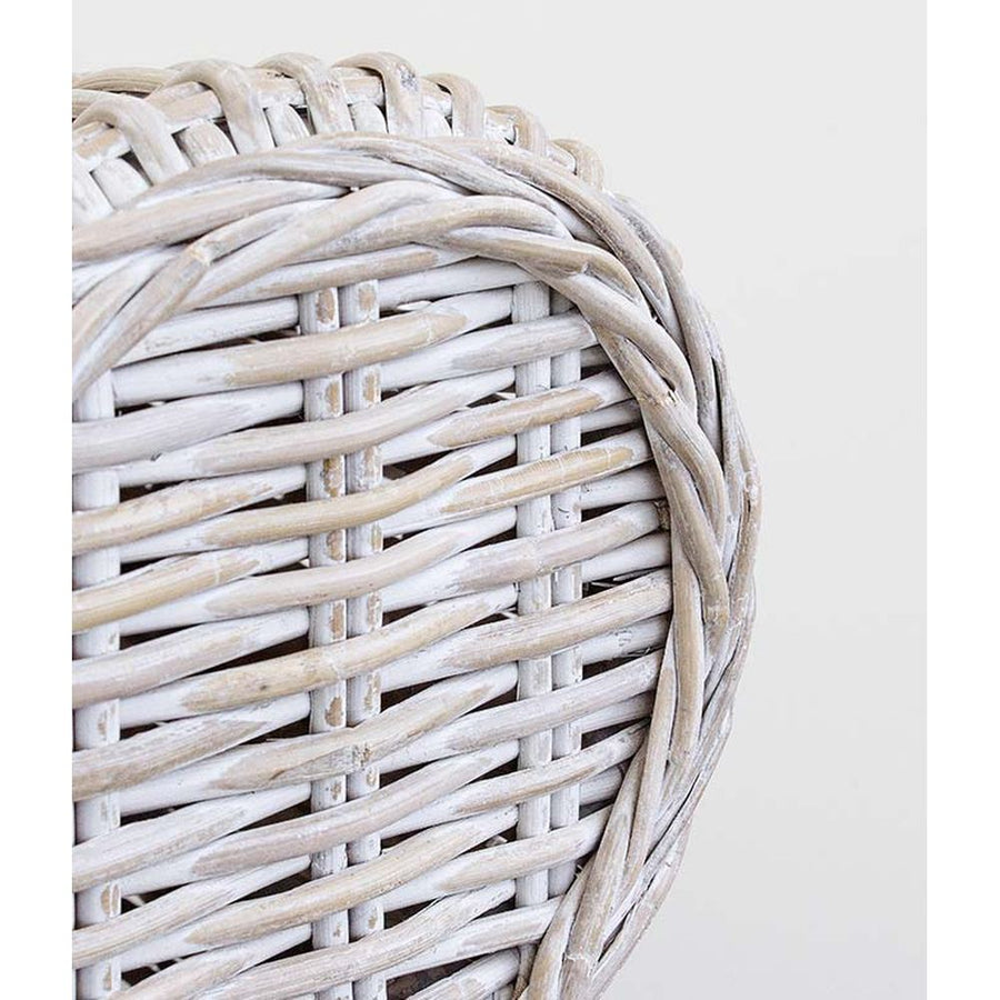 Mediterrán stílusú rattan fotel törtfehér színű párnával.