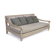 Prémium teakfa kültéri kanapé. Homokfúvással és antikolt vízbázisú festékkel kezelve. A harmóniát a bézs színű ülőpárnák, és a sötétszürke díszpárnák teszik teljessé.