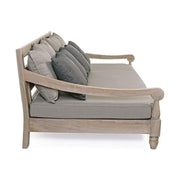 Prémium teakfa kültéri kanapé. Homokfúvással és antikolt vízbázisú festékkel kezelve. A harmóniát a bézs színű ülőpárnák, és a sötétszürke díszpárnák teszik teljessé.