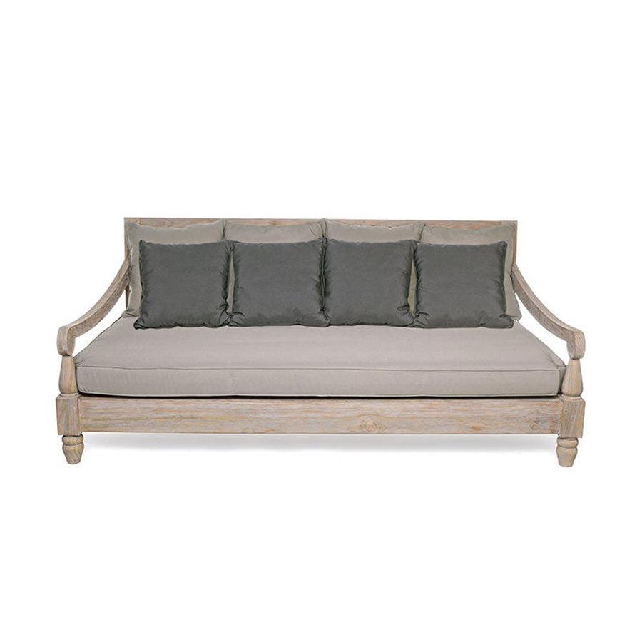 Prémium teakfa kültéri kanapé. Homokfúvással és antikolt vízbázisú festékkel kezelve. A harmóniát a bézs színű ülőpárnák, és a sötétszürke díszpárnák teszik teljessé.