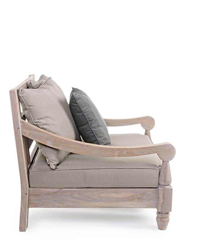 Prémium teakfa kültéri fotel. Homokfúvással és antikolt vízbázisú festékkel kezelve. A harmóniát a bézs színű ülőpárnák, és a sötétszürke díszpárna teszi teljessé.