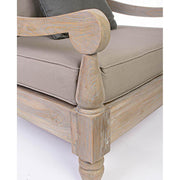 Prémium teakfa kültéri fotel. Homokfúvással és antikolt vízbázisú festékkel kezelve. A harmóniát a bézs színű ülőpárnák, és a sötétszürke díszpárna teszi teljessé.