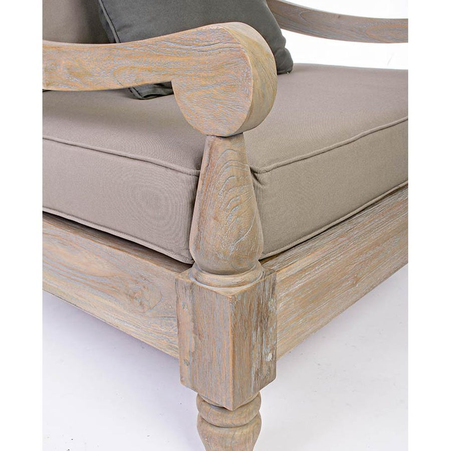 Prémium teakfa kültéri fotel. Homokfúvással és antikolt vízbázisú festékkel kezelve. A harmóniát a bézs színű ülőpárnák, és a sötétszürke díszpárna teszi teljessé.