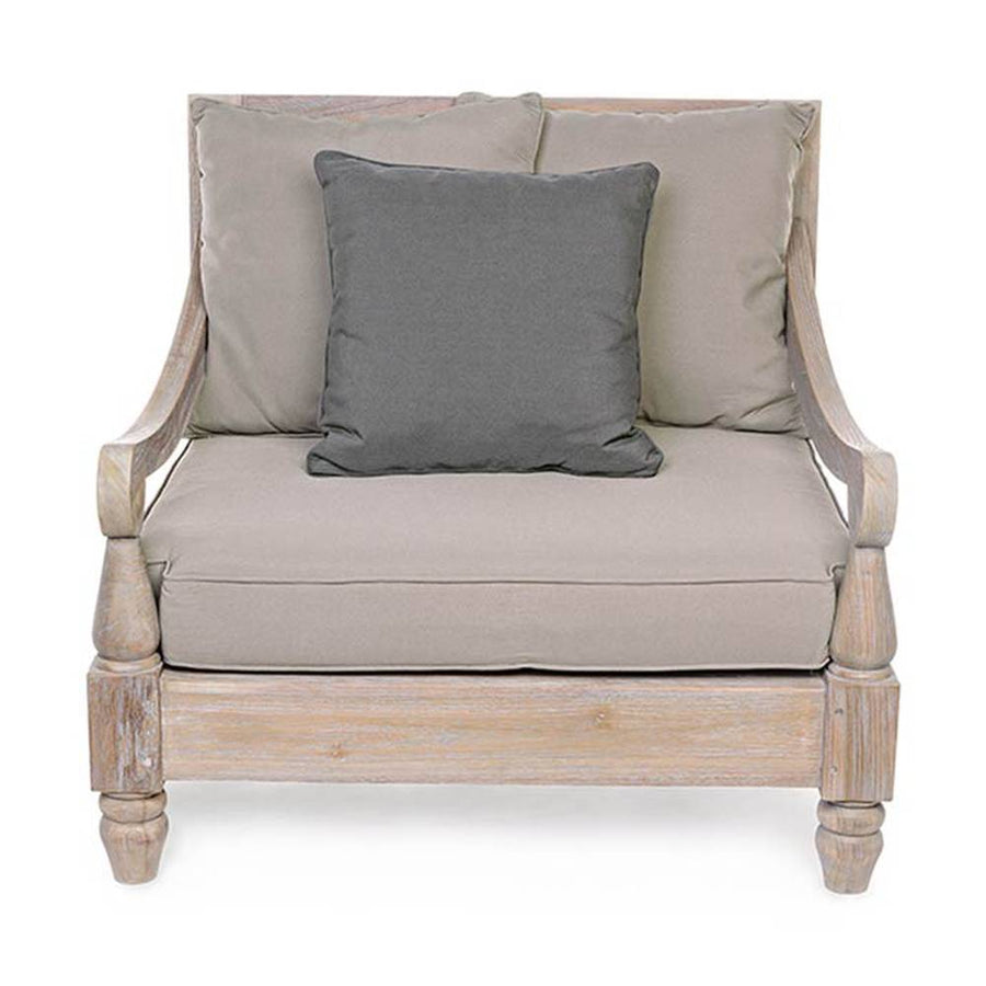 Prémium teakfa kültéri fotel. Homokfúvással és antikolt vízbázisú festékkel kezelve. A harmóniát a bézs színű ülőpárnák, és a sötétszürke díszpárna teszi teljessé.