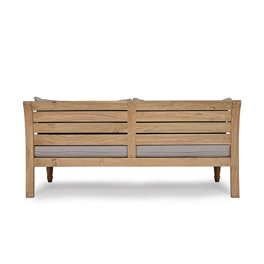 Mediterrán stílusú, teakfa kerti kanapé bézs színűl ülő- és hátpárnákkal.