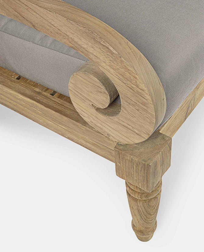 Mediterrán stílusú, teakfa kerti kanapé karfa és láb részlete.
