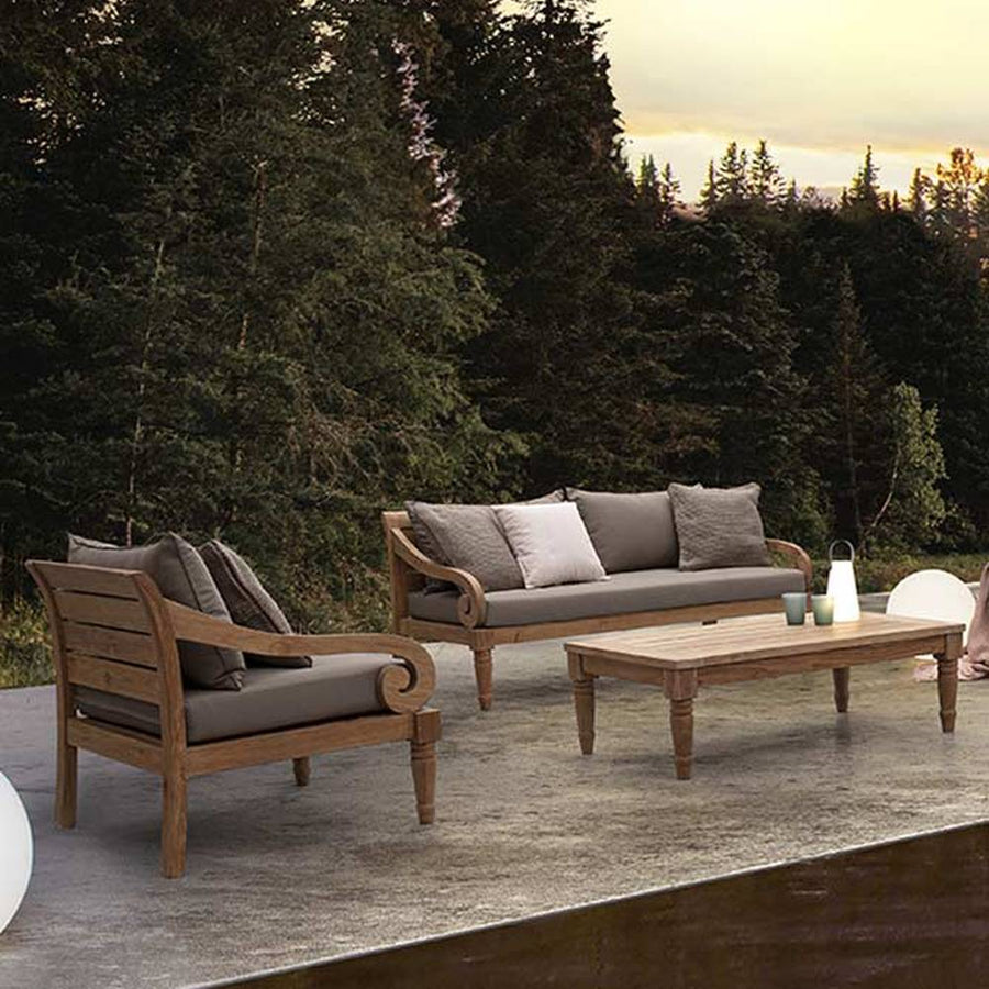 Kertben álló Karuba kertibútor szett.