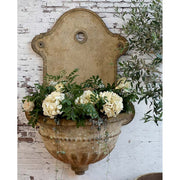 Prémium minőségű, vidéki, provanszi stílusú, óriás méretű, 124 cm magas, antikolt, patinás felületű, falikút formájú fém kaspó
