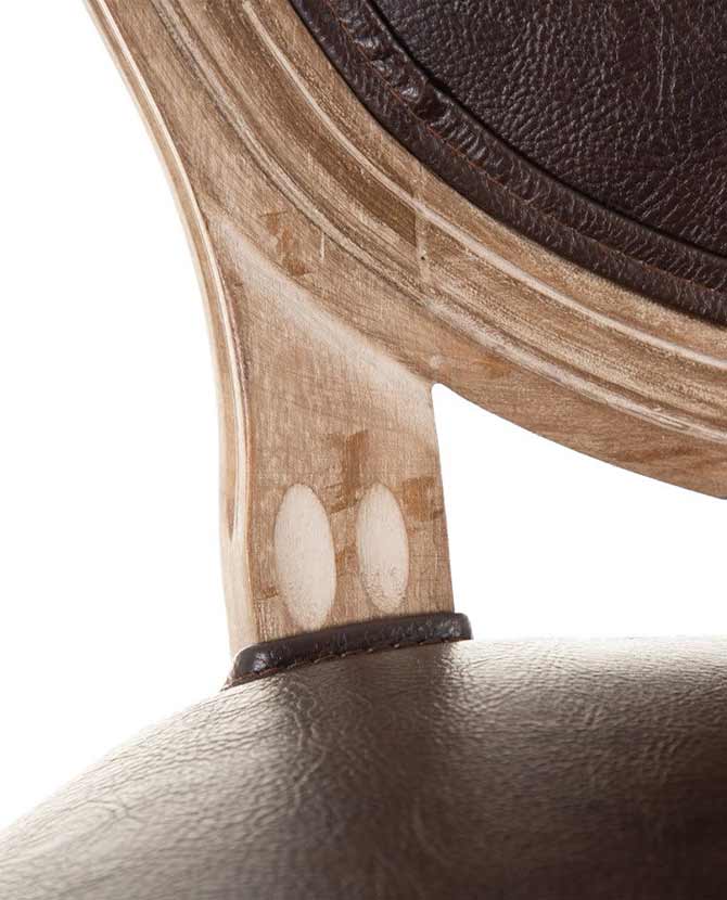Provanszi francia vidéki stílusú, nyírfából és kaucsukfából készült, barna színű műbőr kárpitozású kézműves "Medallion" étkezőszék háttámlájának közeli képe a barna műbőrrel 