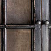 Prémium kategóriás, provanszi stílusú, szilfából készült, 90 cm hosszú és 211 cm magas rusztikus felületű, antik fekete színű vitrines szekrény