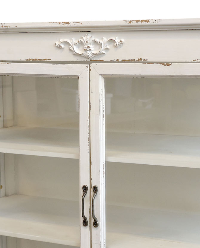 Antikolt patinás felületű, 2 ajtós krém színű vitrines tárolószekrény.