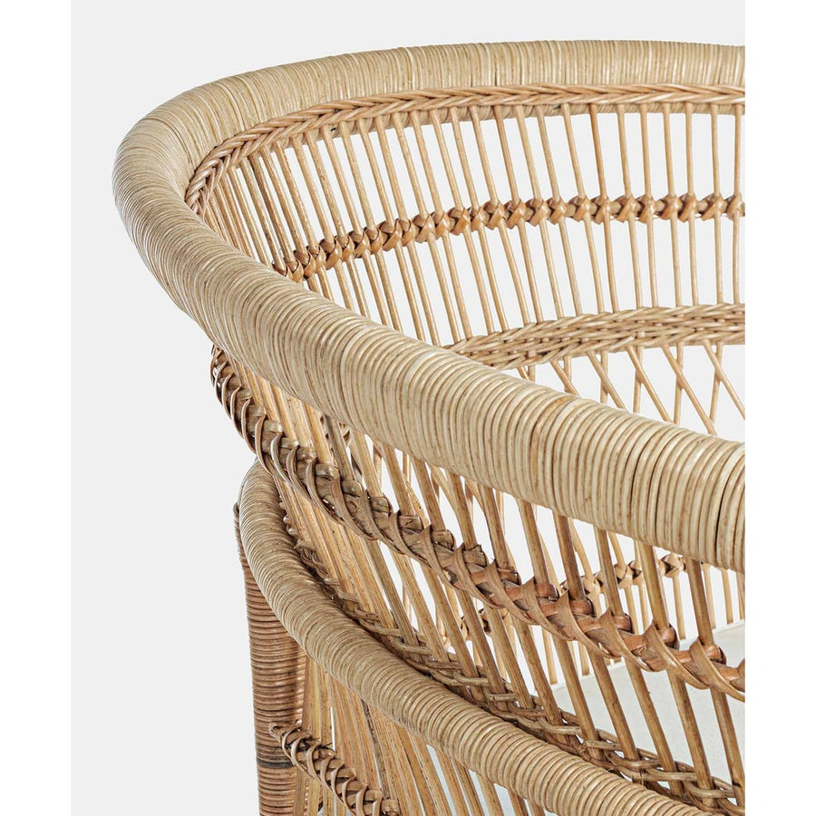 A sűrűn és dekoratívan szőtt rattan nemcsak szemet gyönyörködtető, de masszív tartást is biztosít.