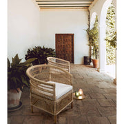 Mediterrán stílusú, fedett teraszon álló rattan fotelek.