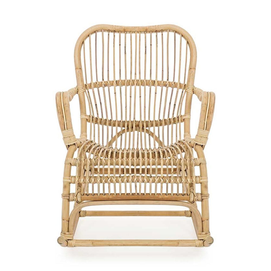 Skandináv stílusú, natúr színű növényi rattanből készült hintaszék.