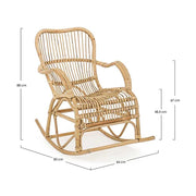 Skandináv stílusú, natúr színű növényi rattanből készült hintaszék méretadatokkal.