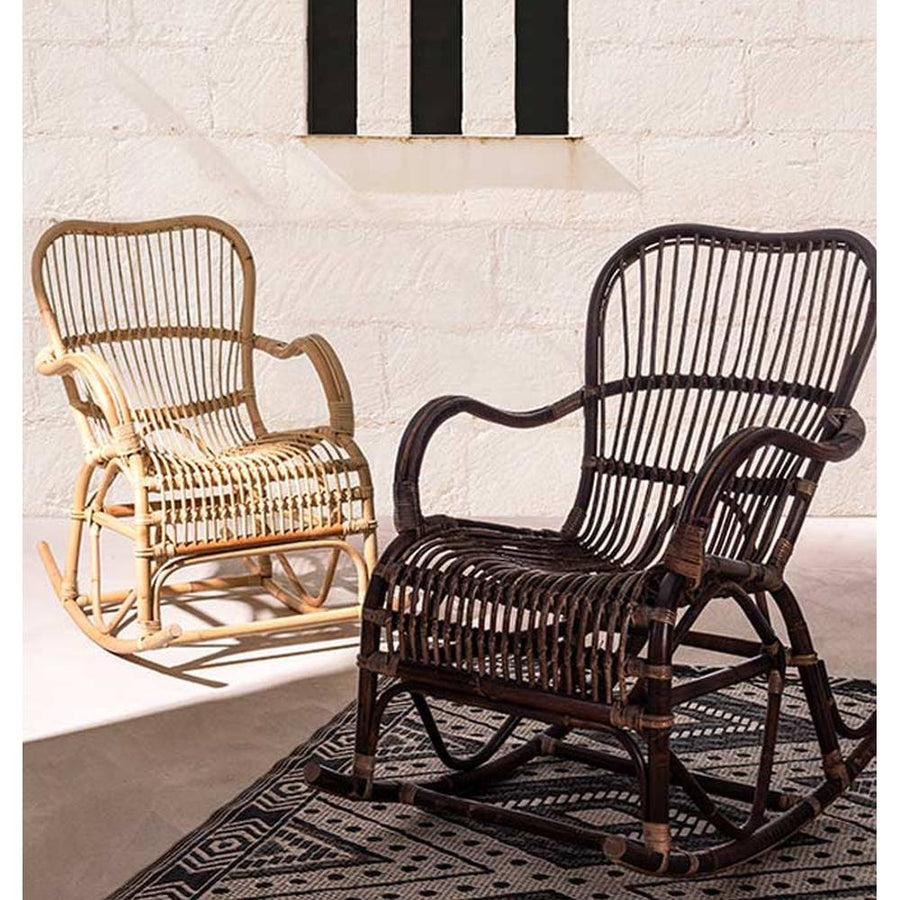 Napsütötte, vászonvitorlák alatt álló skandináv stílusú rattan hintaszékek.