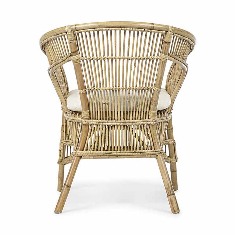 Natúr színű rattan karosszék, ekrü színű ülőpárnával.