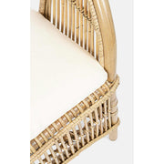 Natúr színű rattan karosszék, ekrü színű ülőpárnával.