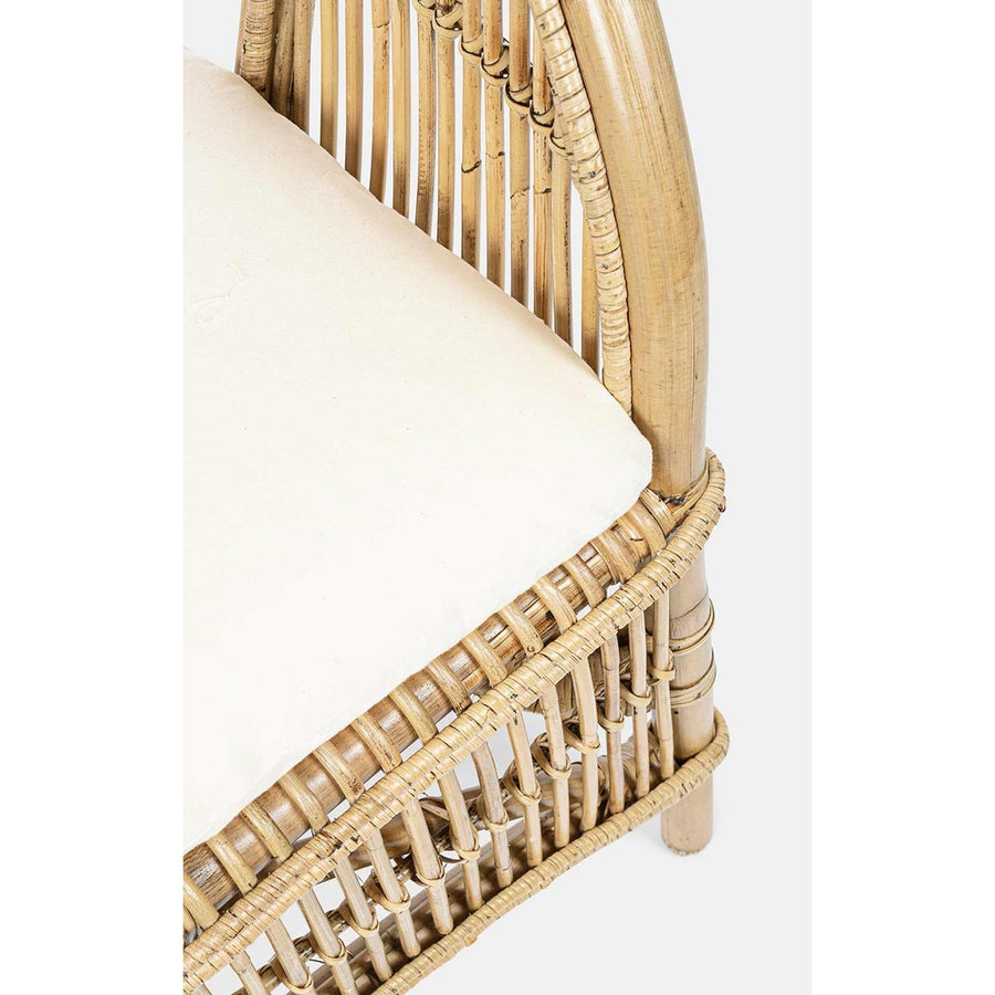 Natúr színű rattan karosszék, ekrü színű ülőpárnával.