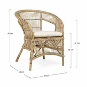 Natúr színű rattan karosszék méretekkel ellátott képe.
