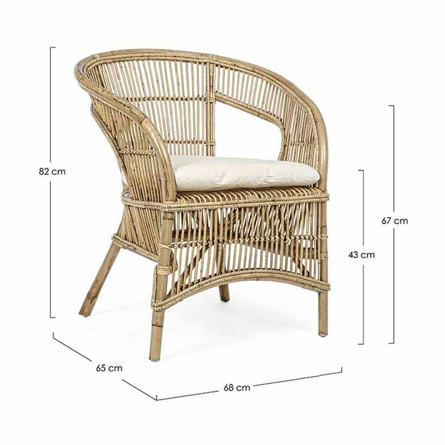 Natúr színű rattan karosszék méretekkel ellátott képe.