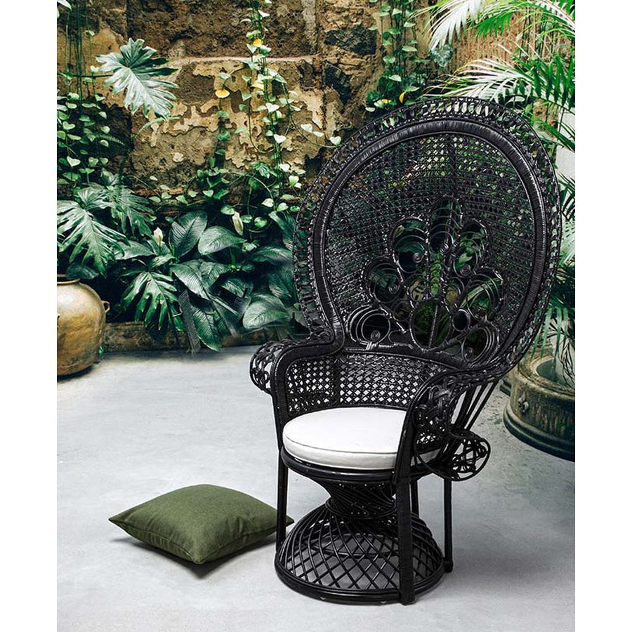 Valódi rattanból készült, fekete színű kézműves páva fotel, ekrü színű ülőpárnával.