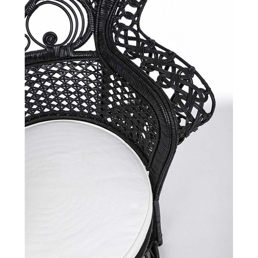 Valódi rattanból készült, fekete színű kézműves páva fotel, ekrü színű ülőpárnával.