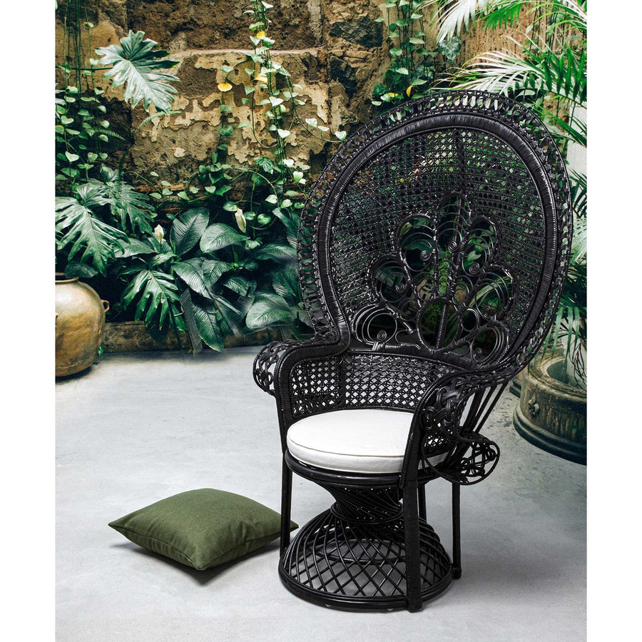 Valódi rattanból készült, fekete színű kézműves páva fotel, ekrü színű ülőpárnával.