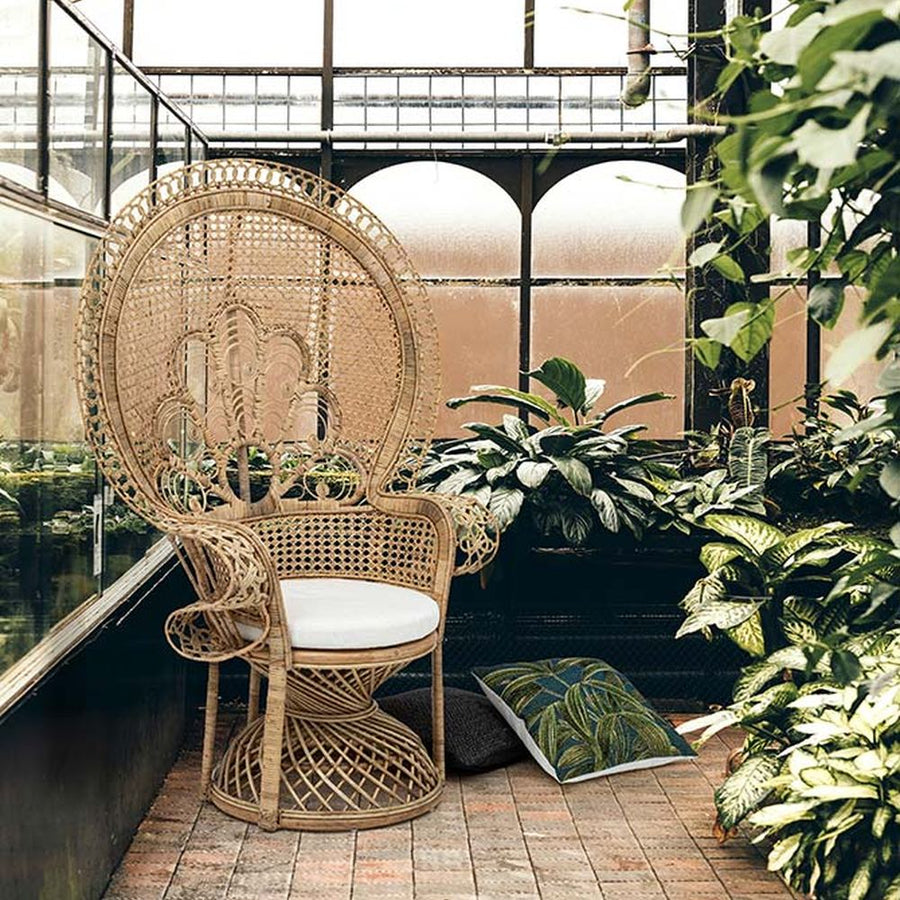 Valódi rattanból készült, natúr színű kézműves páva fotel, ekrü színű ülőpárnával.