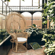 Valódi rattanból készült, natúr színű kézműves páva fotel, ekrü színű ülőpárnával.