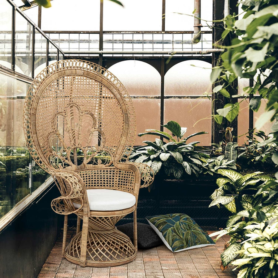 Valódi rattanból készült, natúr színű kézműves páva fotel, ekrü színű ülőpárnával.