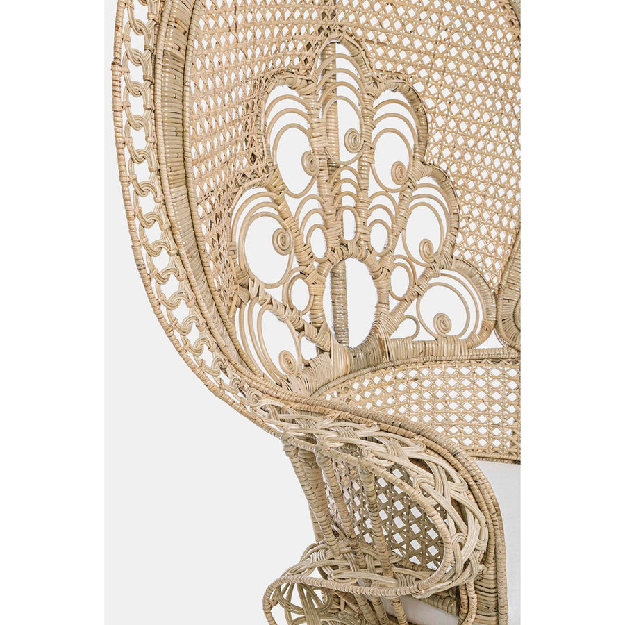 Valódi rattanból készült, natúr színű kézműves páva fotel, ekrü színű ülőpárnával.