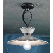 Mázas kerámiából és fémből készült, kézműves mennyezeti lámpa, kék szobában. 