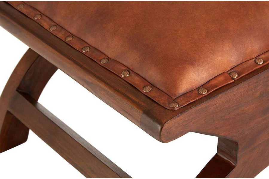 Teakfából és barnaszínű valódi cserzett vintage marhabőrből készült, régens stílusú relaxációs pihenőszék.