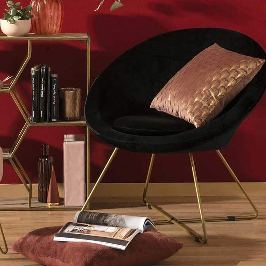 2 db modern retro stílusú, fekete színű bársonnyal kárpitozott fotel, arany színű fém lábakkal