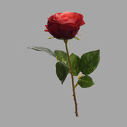 Bordó színű mű rózsa zöld színű levelekkel..