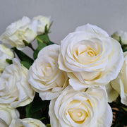 Krém színű műrózsák.