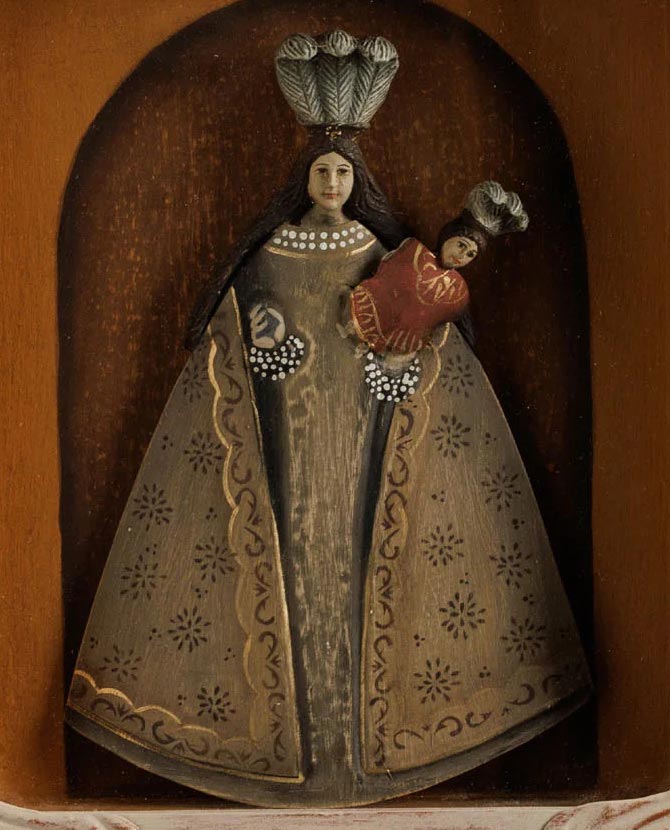 Szoborfülkés fa képkeretbe foglalt, a Rózsafüzér Királynőjét ábrázoló figura.