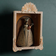Szoborfülkés fa képkeretbe foglalt, a Rózsafüzér Királynőjét ábrázoló figura.
