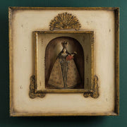 Szoborfülkés fa képkeretbe foglalt, a Rózsafüzér Királynőjét ábrázoló figura.