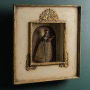 Szoborfülkés fa képkeretbe foglalt, a Rózsafüzér Királynőjét ábrázoló figura.