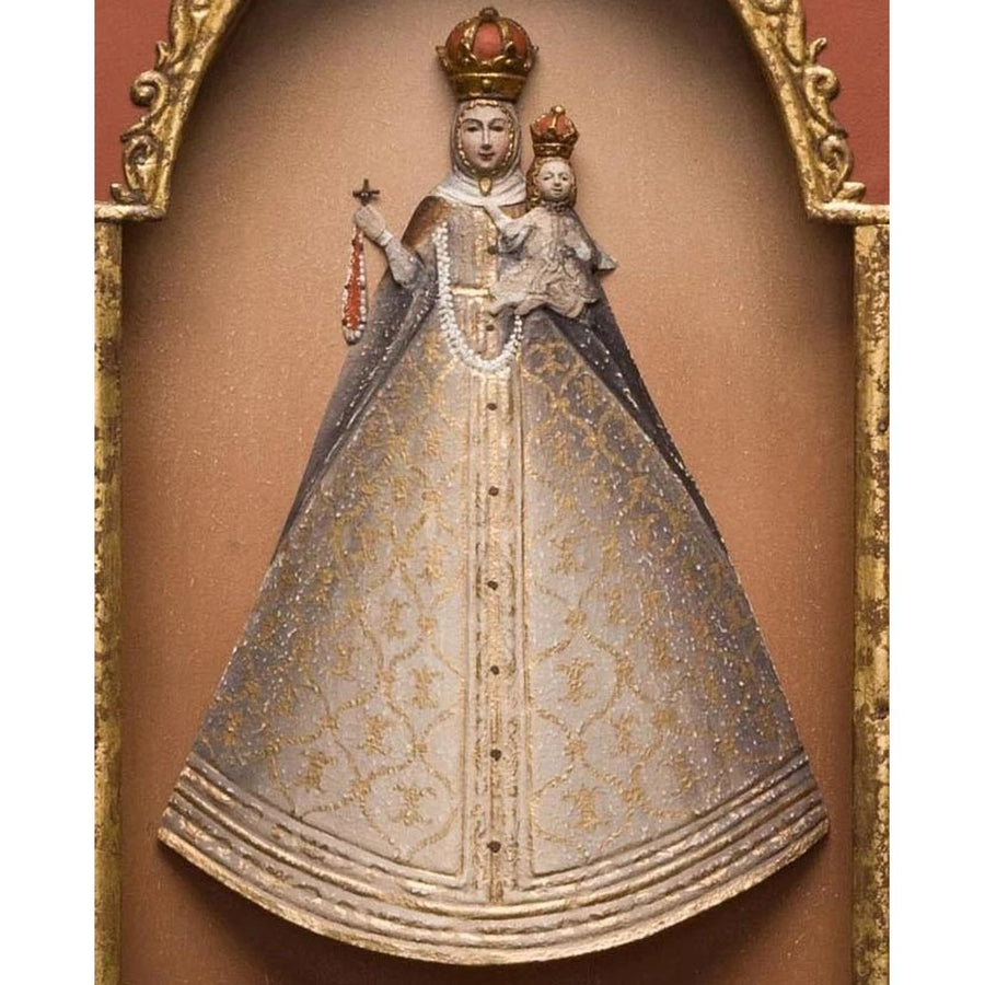Szoborfülkés fa képkeretbe foglalt, a Rózsafüzér Királynőjét ábrázoló figura.