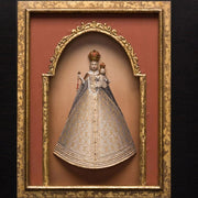 Szoborfülkés fa képkeretbe foglalt, a Rózsafüzér Királynőjét ábrázoló figura.