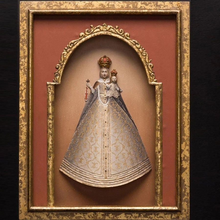 Szoborfülkés fa képkeretbe foglalt, a Rózsafüzér Királynőjét ábrázoló figura.