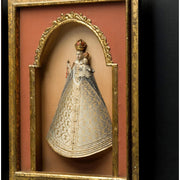 Szoborfülkés fa képkeretbe foglalt, a Rózsafüzér Királynőjét ábrázoló figura.