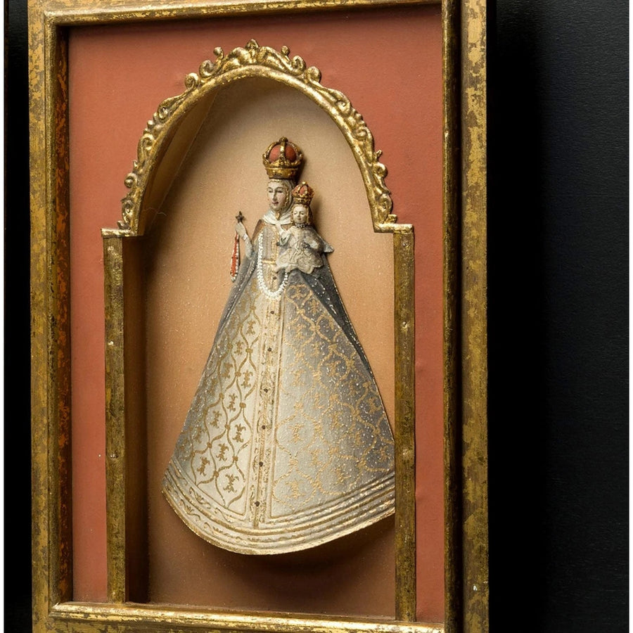 Szoborfülkés fa képkeretbe foglalt, a Rózsafüzér Királynőjét ábrázoló figura.