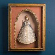 Szoborfülkés fa képkeretbe foglalt, a Rózsafüzér Királynőjét ábrázoló figura.