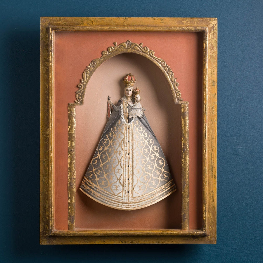 Szoborfülkés fa képkeretbe foglalt, a Rózsafüzér Királynőjét ábrázoló figura.